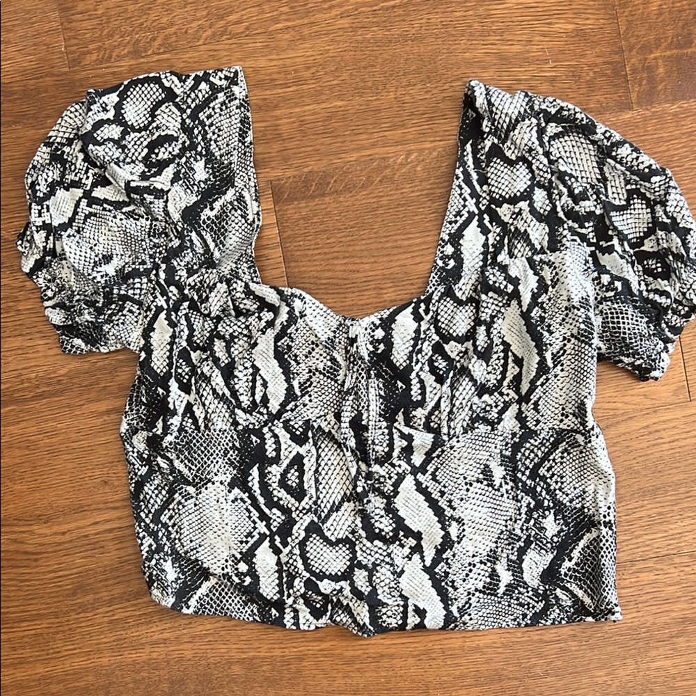 Urban Outfitters Black and White Fitted Crop Blouse with Cap Sleeves